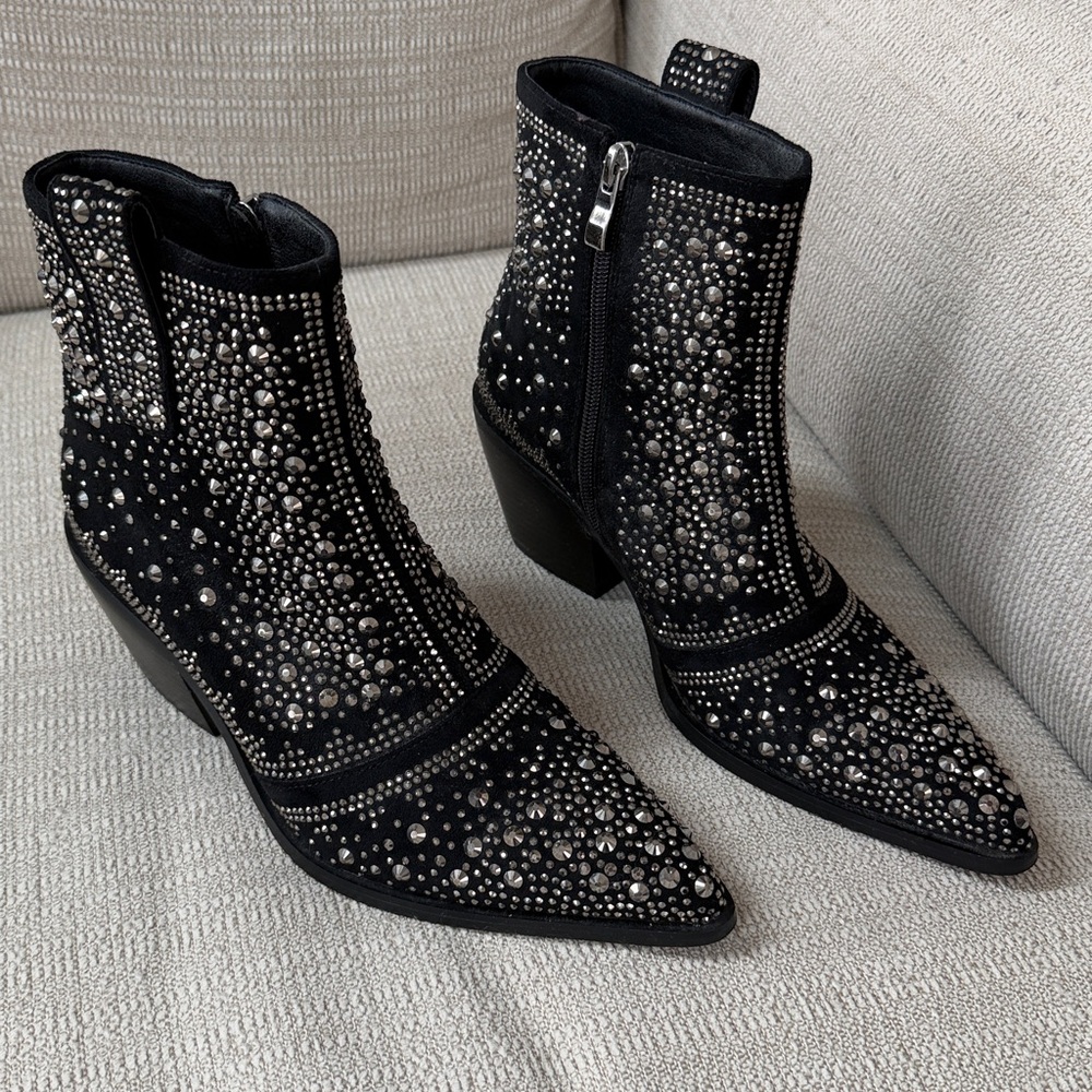Rhinestone Studded Western Heel. Ankle Boot by Isnom. Black Faux Suede size 8